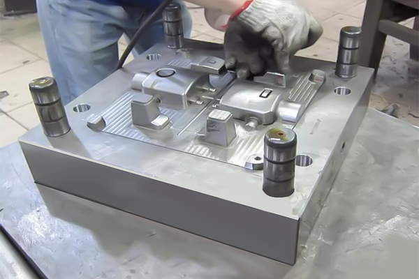 Pekerjaan persiapan sebelum uji cetakan Szmolding.com